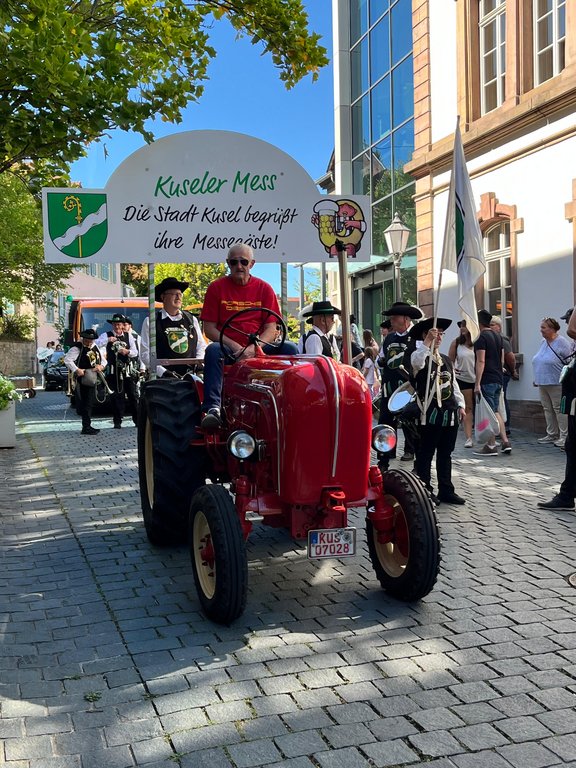 Start_Messeumzug_roter_Traktor